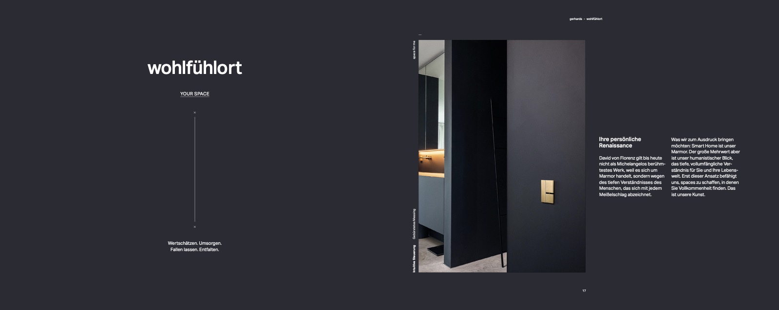 Doppelseite „wohlfühlort“ auf Space Black: ein dunkles Wandpaneel mit warm beleuchtetem Bedienelement.